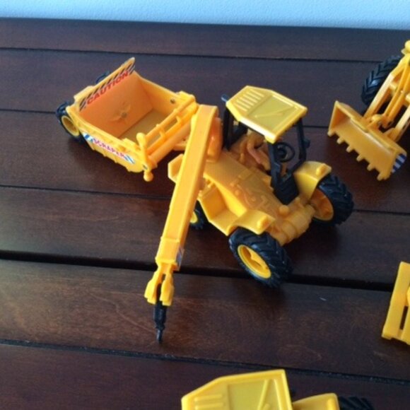 4 little trucks - Picture 1 of 7